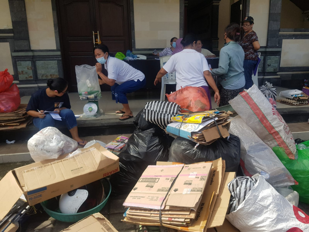 Antusias Warga Banjar Lingga Bumi Ikuti Kegiatan Bank Sampah di Balai Banjar Lingga Bumi Dalung